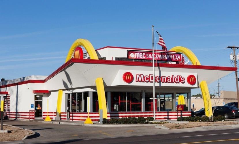 加盟一个麦当劳一年赚多少钱，麦当劳在县城怎样加盟店的呢
