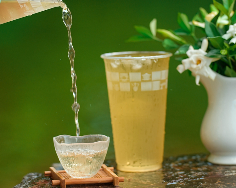 霸王茶姬奶茶品牌是加盟的吗，霸王茶姬适合在县城开店吗